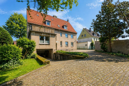 Hauptbild Freistehendes Wohn- und Geschäftshaus mit 3 Garagen und XL Grundstück in Herten-Scherlebeck!